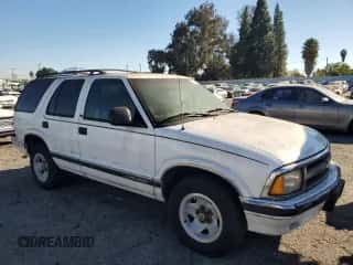 1996 Chevrolet Blazer with VIN 1GNCS13WXT2281687, listed as a Copart auction lot 81909644 with 82,673 mi miles and Clean title. Bid and sale history available at DreamBid. Image 4.