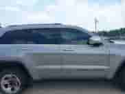 2018 Jeep Grand Cherokee Limited z VIN 1C4RJEBG4JC131623, wystawiony jako IAAI lot #42806022 z przebiegiem 137 938 mil mil oraz . Historia ofert i sprzedaży dostępna na DreamBid. Obrazek 13.