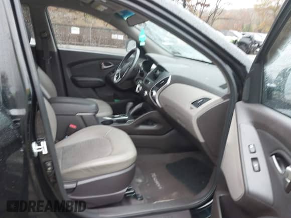 2010 Hyundai Tucson GLS with VIN KM8JUCAC8AU042134, listed as a IAAI auction lot 43564698 with 77,937 mi miles and . Bid and sale history available at DreamBid. Image 5.