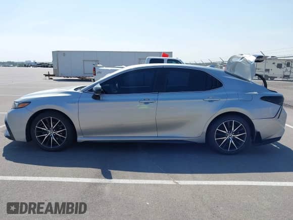 2021 Toyota Camry Hybrid SE z VIN 4T1G31AKXMU562641, wystawiony jako IAAI lot #42415712 z przebiegiem 71 085 mil mil oraz . Historia ofert i sprzedaży dostępna na DreamBid. Obrazek 14.