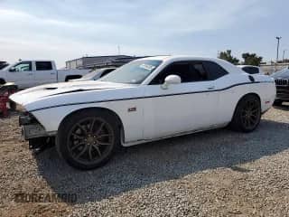 2015 Dodge Challenger R/T z VIN 2C3CDZAT8FH869226, wystawiony jako Copart lot #69964805 z przebiegiem 135 588 mil mil oraz Szkoda całkowita • Salvage title. Historia ofert i sprzedaży dostępna na DreamBid. Obrazek 1.