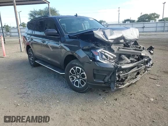 ✅ 2023 Ford Expedition XLT • VIN: 1FMJU1H83PEA59819 • Lot: 63938935. Wystawiony na Copart z przebiegiem 41 495 mil. Bezpłatny archiwum sprzedaży aukcyjnych z USA i szczegółowy raport historii pojazdu na DreamBid. Zdjęcie 15.