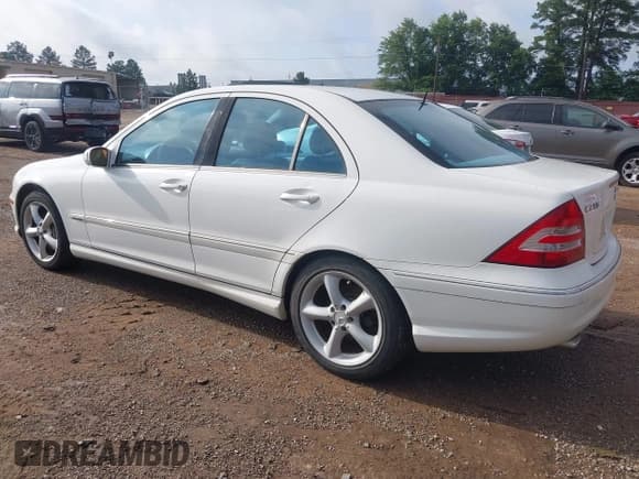 ✅ 2005 Mercedes-Benz C 230 Kompressor • VIN: WDBRF40J95F664371 • Lot: 42423721. Wystawiony na IAAI z przebiegiem 173 536 mil. Bezpłatny archiwum sprzedaży aukcyjnych z USA i szczegółowy raport historii pojazdu na DreamBid. Zdjęcie 3.
