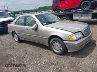 ✅ 1999 Mercedes-Benz C 230/260/280/320 • VIN: WDBHA24G8XA735105 • Lot: 42717680. Wystawiony na IAAI z przebiegiem Nie podano. Bezpłatny archiwum sprzedaży aukcyjnych z USA i szczegółowy raport historii pojazdu na DreamBid. Zdjęcie 1.