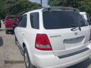 ✅ 2005 Kia Sorento LX • VIN: KNDJD733455428588 • Lot: 42430143. Wystawiony na IAAI z przebiegiem 282 985 mil. Bezpłatny archiwum sprzedaży aukcyjnych z USA i szczegółowy raport historii pojazdu na DreamBid. Zdjęcie 3.
