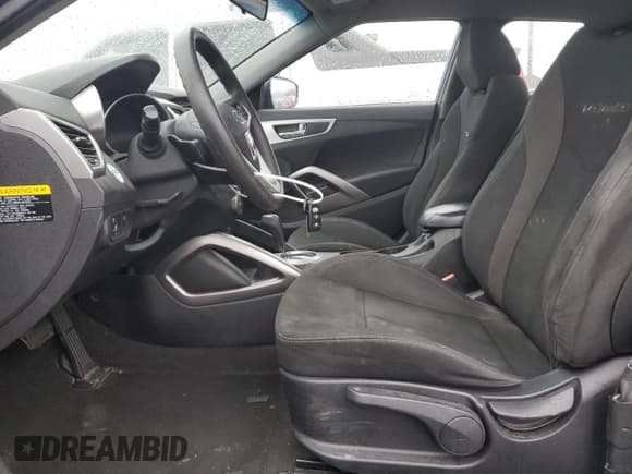 ✅ 2016 Hyundai Veloster • VIN: KMHTC6AD8GU260296 • Lot: 45921955. Wystawiony na Copart z przebiegiem 300 167 mil. Bezpłatny archiwum sprzedaży aukcyjnych z USA i szczegółowy raport historii pojazdu na DreamBid. Zdjęcie 7.