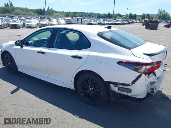 2022 Toyota Camry SE z VIN 4T1G11AK5NU075077, wystawiony jako IAAI lot #42359500 z przebiegiem 35 938 mil mil oraz . Historia ofert i sprzedaży dostępna na DreamBid. Obrazek 3.