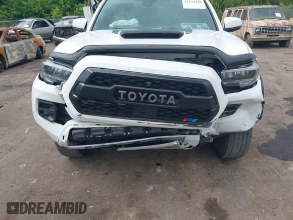 ✅ 2020 Toyota Tacoma SR5 • VIN: 5TFCZ5AN3LX226071 • Lot: 42231420. Wystawiony na IAAI z przebiegiem 62 914 mil. Bezpłatny archiwum sprzedaży aukcyjnych z USA i szczegółowy raport historii pojazdu na DreamBid. Zdjęcie 6.