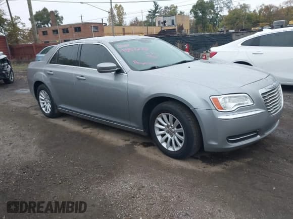 ✅ 2014 Chrysler 300 • VIN: 2C3CCAAG9EH220864 • Lot: 43572381. Wystawiony na IAAI z przebiegiem 124 435 mil. Bezpłatny archiwum sprzedaży aukcyjnych z USA i szczegółowy raport historii pojazdu na DreamBid. Zdjęcie 1.