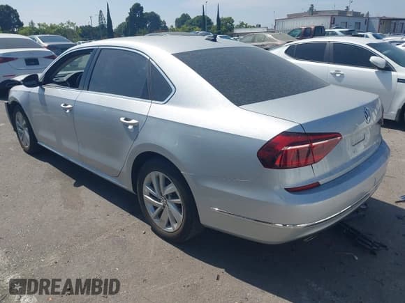 ✅ 2018 Volkswagen Passat SE • VIN: 1VWBA7A31JC015482 • Lot: 42494895. Listed on IAAI with 35,026 mi. Free auction sales archive from the USA and detailed vehicle history report at DreamBid. Image 3.