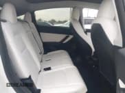 ✅ 2022 Tesla Model Y Long Range • VIN: 7SAYGAEE7NF486066 • Lot: 43666862. Wystawiony na IAAI z przebiegiem 57 624 mil. Bezpłatny archiwum sprzedaży aukcyjnych z USA i szczegółowy raport historii pojazdu na DreamBid. Zdjęcie 8.