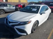 ✅ 2022 Toyota Camry SE • VIN: 4T1G11AK1NU037443 • Lot: 43571737. Wystawiony na IAAI z przebiegiem 45 056 mil. Bezpłatny archiwum sprzedaży aukcyjnych z USA i szczegółowy raport historii pojazdu na DreamBid. Zdjęcie 17.