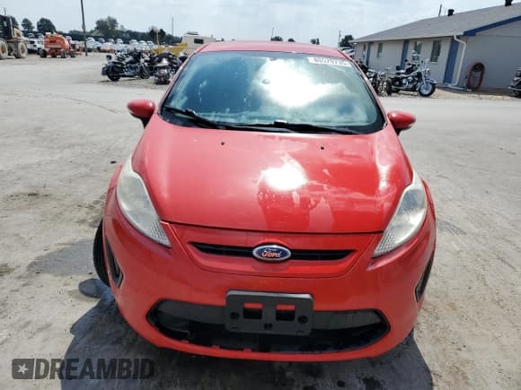 ✅ 2013 Ford Fiesta SE • VIN: 3FADP4EJ1DM202179 • Lot: 80529735. Wystawiony na Copart z przebiegiem 116 004 mil. Bezpłatny archiwum sprzedaży aukcyjnych z USA i szczegółowy raport historii pojazdu na DreamBid. Zdjęcie 5.