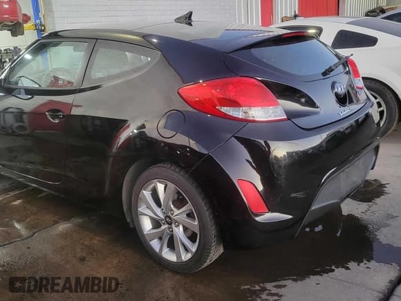 ✅ 2016 Hyundai Veloster • VIN: KMHTC6AD3GU276647 • Lot: 79112674. Wystawiony na Copart z przebiegiem 156 727 mil. Bezpłatny archiwum sprzedaży aukcyjnych z USA i szczegółowy raport historii pojazdu na DreamBid. Zdjęcie 3.