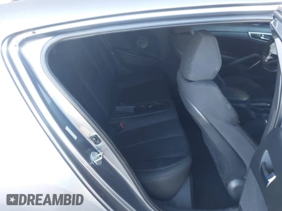 ✅ 2017 Hyundai Veloster Value Edition • VIN: KMHTC6AD4HU309804 • Lot: 43441272. Wystawiony na IAAI z przebiegiem 99 124 mil. Bezpłatny archiwum sprzedaży aukcyjnych z USA i szczegółowy raport historii pojazdu na DreamBid. Zdjęcie 8.