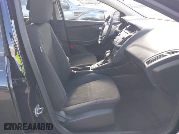 ✅ 2016 Ford Focus SE • VIN: 1FADP3F21GL401191 • Lot: 43501524. Wystawiony na IAAI z przebiegiem 81 301 mil. Bezpłatny archiwum sprzedaży aukcyjnych z USA i szczegółowy raport historii pojazdu na DreamBid. Zdjęcie 5.