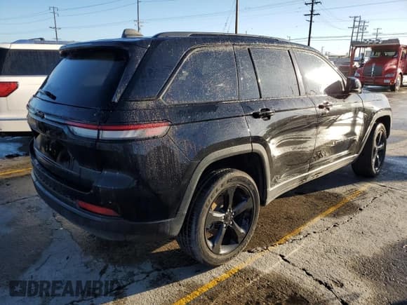 ✅ 2023 Jeep Grand Cherokee Altitude • VIN: 1C4RJGAG6PC662909 • Лот: 86827705. Опубликован ранее на Copart с пробегом 24 008 миль. Бесплатный доступ к архиву аукционных продаж из США и подробный отчёт об истории автомобиля на DreamBid. Изображение 3.