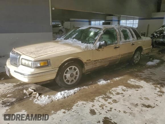 ✅ 1997 Lincoln Town Car Executive • VIN: 1LNLM81W1VY601022 • Lot: 82704885. Listed on Copart with 110,776 mi. Free auction sales archive from the USA and detailed vehicle history report at DreamBid. Image 1.