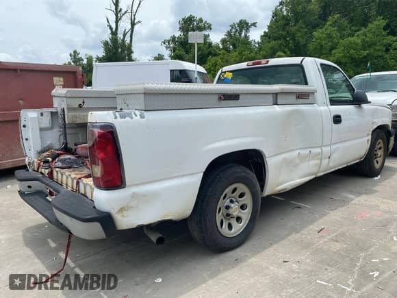 2005 Chevrolet Silverado 1500 Work Truck z VIN 1GCEC14X35Z197856, wystawiony jako IAAI lot #42597553 z przebiegiem 65 384 mil mil oraz . Historia ofert i sprzedaży dostępna na DreamBid. Obrazek 1.