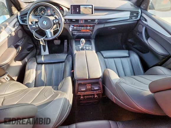 ✅ 2018 BMW X5 xDrive50i • VIN: 5UXKR6C53J0U15306 • Lot: 85171815. Wystawiony na Copart z przebiegiem 61 734 mil. Bezpłatny archiwum sprzedaży aukcyjnych z USA i szczegółowy raport historii pojazdu na DreamBid. Zdjęcie 8.