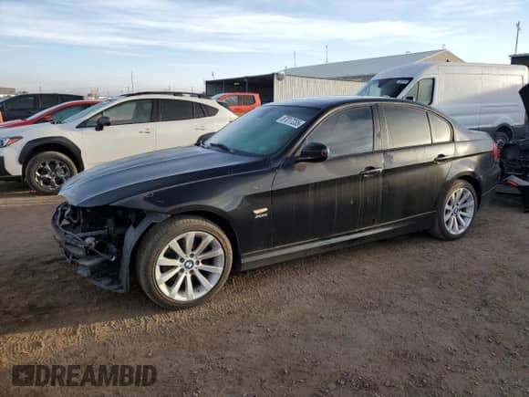 2011 BMW 3 Series 328i xDrive z VIN WBAPK7G59BNN87143, wystawiony jako Copart lot #87017235 z przebiegiem 121 735 mil mil oraz Szkoda całkowita • Salvage title. Historia ofert i sprzedaży dostępna na DreamBid. Obrazek 1.