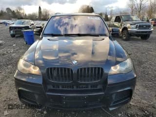 ✅ 2013 BMW X5 M • VIN: 5YMGY0C52D0C11599 • Лот: 87298714. Опубликован ранее на Copart с пробегом 136 849 миль. Бесплатный доступ к архиву аукционных продаж из США и подробный отчёт об истории автомобиля на DreamBid. Изображение 5.