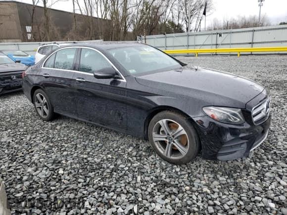 ✅ 2018 Mercedes-Benz E 300 • VIN: WDDZF4KB3JA386006 • Лот: 52418145. Опубликован ранее на Copart с пробегом Не указан. Бесплатный доступ к архиву аукционных продаж из США и подробный отчёт об истории автомобиля на DreamBid. Изображение 4.