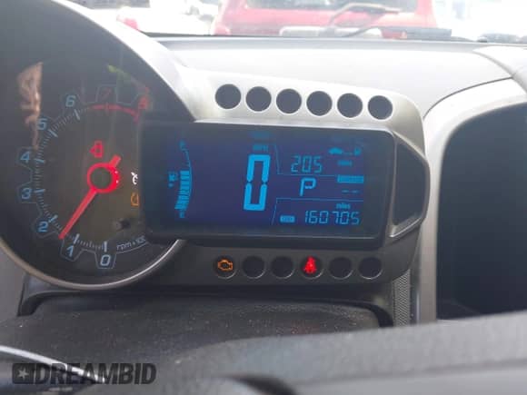 2015 Chevrolet Sonic LT z VIN 1G1JC6SB9F4220101, wystawiony jako IAAI lot #42811257 z przebiegiem 160 507 mil mil oraz . Historia ofert i sprzedaży dostępna na DreamBid. Obrazek 7.