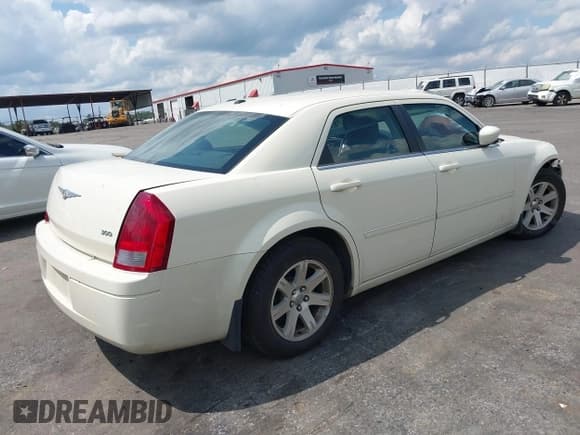 ✅ 2007 Chrysler 300 • VIN: 2C3LA43RX7H698199 • Lot: 43169971. Listed on IAAI with 67,546 mi. Free auction sales archive from the USA and detailed vehicle history report at DreamBid. Image 4.