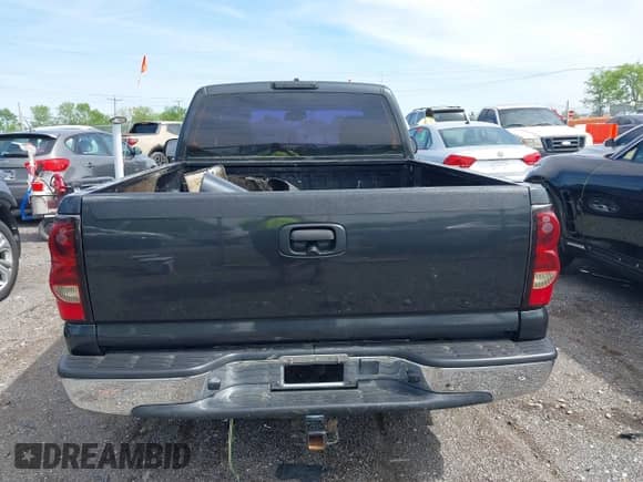 2004 Chevrolet Silverado 1500 z VIN 1GCEC14T24Z201973, wystawiony jako IAAI lot #41975574 z przebiegiem 127 796 mil mil oraz . Historia ofert i sprzedaży dostępna na DreamBid. Obrazek 16.