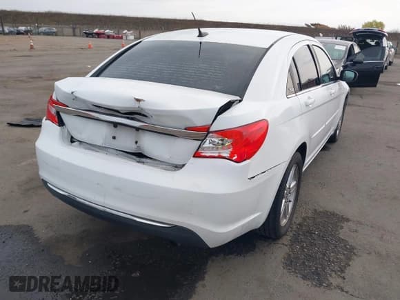 ✅ 2011 Chrysler 200 LX • VIN: 1C3BC4FB9BN553725 • Lot: 43651405. Listed on IAAI with 144,603 mi. Free auction sales archive from the USA and detailed vehicle history report at DreamBid. Image 4.