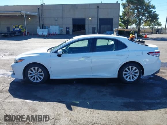 ✅ 2018 Toyota Camry LE • VIN: 4T1B11HK8JU114982 • Lot: 43483434. Listed on IAAI with 98,592 mi. Free auction sales archive from the USA and detailed vehicle history report at DreamBid. Image 15.