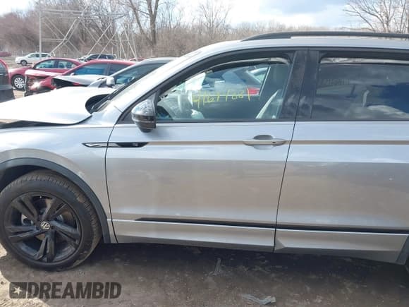✅ 2024 Volkswagen Tiguan SE R-Line Black • VIN: 3VVCB7AX2RM209005 • Lot: 41694881. Wystawiony na IAAI z przebiegiem 1 421 mil. Bezpłatny archiwum sprzedaży aukcyjnych z USA i szczegółowy raport historii pojazdu na DreamBid. Zdjęcie 14.