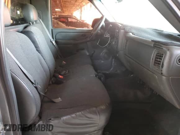 2004 Chevrolet Silverado 1500 LS z VIN 1GCEC14T94E230930, wystawiony jako Copart lot #52877205 z przebiegiem Nie podano mil oraz Czysty tytuł • Clean title. Historia ofert i sprzedaży dostępna na DreamBid. Obrazek 10.