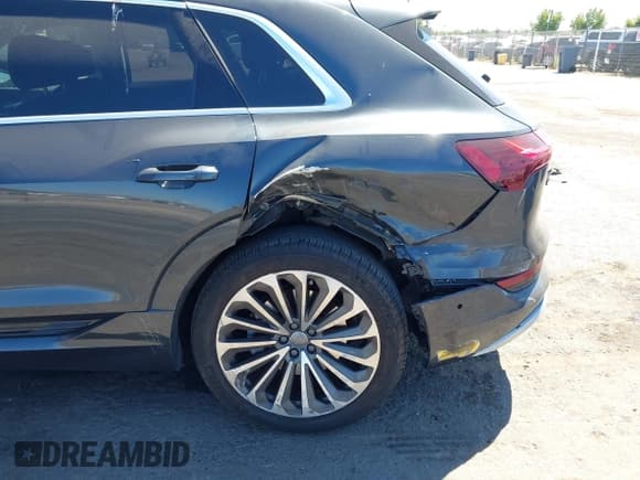 ✅ 2019 Audi e-tron Prestige • VIN: WA1VAAGE2KB009360 • Lot: 43028299. Listed on IAAI with 43,109 mi. Free auction sales archive from the USA and detailed vehicle history report at DreamBid. Image 6.