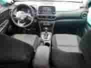 2020 Hyundai Kona SEL Plus z VIN KM8K6CAA7LU521189, wystawiony jako Copart lot #85313015 z przebiegiem 51 771 mil mil oraz Szkoda całkowita • Salvage title. Historia ofert i sprzedaży dostępna na DreamBid. Obrazek 8.