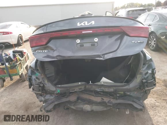 ✅ 2023 Kia Forte GT-Line • VIN: 3KPF54ADXPE560565 • Lot: 43486529. Wystawiony na IAAI z przebiegiem 17 398 mil. Bezpłatny archiwum sprzedaży aukcyjnych z USA i szczegółowy raport historii pojazdu na DreamBid. Zdjęcie 16.