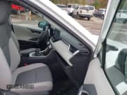 ✅ 2022 Toyota RAV4 XLE • VIN: 2T3P1RFV3NC289317 • Lot: 43448783. Wystawiony na IAAI z przebiegiem 37 205 mil. Bezpłatny archiwum sprzedaży aukcyjnych z USA i szczegółowy raport historii pojazdu na DreamBid. Zdjęcie 5.