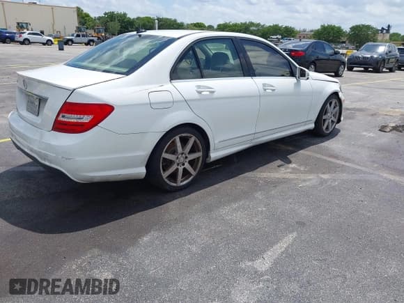 ✅ 2014 Mercedes-Benz C 250 Sport • VIN: WDDGF4HB0EG255701 • Lot: 42213602. Wystawiony na IAAI z przebiegiem 107 102 mil. Bezpłatny archiwum sprzedaży aukcyjnych z USA i szczegółowy raport historii pojazdu na DreamBid. Zdjęcie 4.