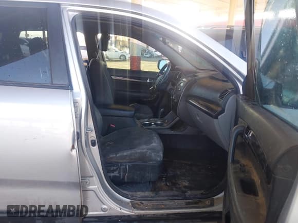 ✅ 2011 Kia Sorento LX • VIN: 5XYKT3A17BG083402 • Lot: 43527187. Listed on IAAI with 232,058 mi. Free auction sales archive from the USA and detailed vehicle history report at DreamBid. Image 5.