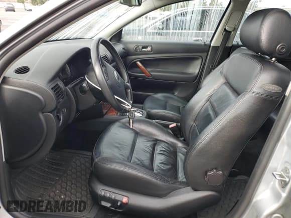 ✅ 2002 Volkswagen Passat GLX • VIN: WVWWH63B12E376702 • Lot: 82555674. Wystawiony na Copart z przebiegiem 191 443 mil. Bezpłatny archiwum sprzedaży aukcyjnych z USA i szczegółowy raport historii pojazdu na DreamBid. Zdjęcie 7.