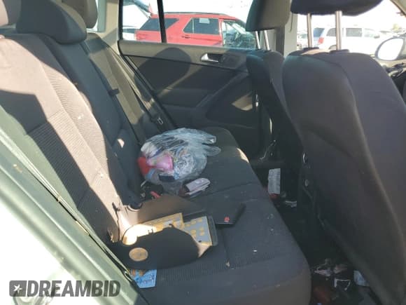 ✅ 2012 Volkswagen Tiguan S • VIN: WVGBV7AXXCW609589 • Лот: 92124635. Опубликован ранее на Copart с пробегом 177 593 миль. Бесплатный доступ к архиву аукционных продаж из США и подробный отчёт об истории автомобиля на DreamBid. Изображение 11.