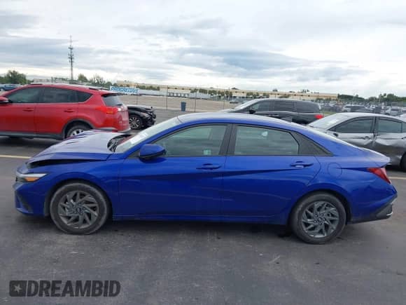 2024 Hyundai Elantra SEL z VIN KMHLM4DG5RU702252, wystawiony jako IAAI lot #43421527 z przebiegiem 18 819 mil mil oraz . Historia ofert i sprzedaży dostępna na DreamBid. Obrazek 14.