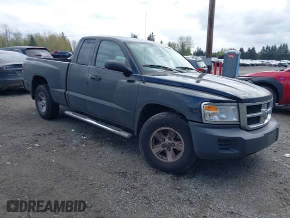 2008 Dodge Dakota z VIN 1D7HW32KX8S560888, wystawiony jako IAAI lot #42025097 z przebiegiem 46 639 mil mil oraz . Historia ofert i sprzedaży dostępna na DreamBid. Obrazek 1.