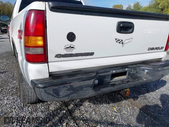 2000 Chevrolet Silverado 1500 LS z VIN 2GCEK19T8Y1280401, wystawiony jako IAAI lot #43335240 z przebiegiem 286 458 mil mil oraz . Historia ofert i sprzedaży dostępna na DreamBid. Obrazek 17.