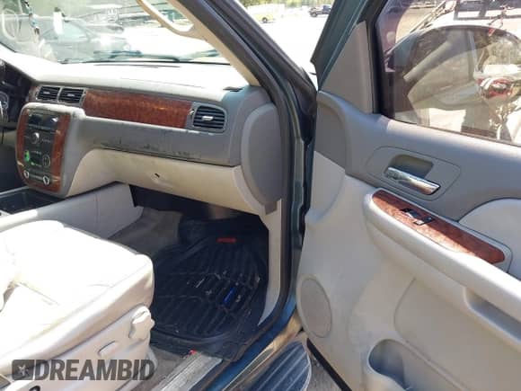 2008 Chevrolet Suburban LTZ z VIN 1GNFK16308R147381, wystawiony jako IAAI lot #43213914 z przebiegiem 255 185 mil mil oraz . Historia ofert i sprzedaży dostępna na DreamBid. Obrazek 5.