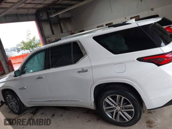2022 Chevrolet Traverse High Country z VIN 1GNEVNKW6NJ181569, wystawiony jako IAAI lot #43291682 z przebiegiem 25 120 mil mil oraz . Historia ofert i sprzedaży dostępna na DreamBid. Obrazek 14.