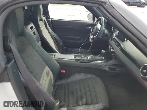 ✅ 2017 FIAT 124 Spider Lusso • VIN: JC1NFAEK4H0125824 • Lot: 69392535. Wystawiony na Copart z przebiegiem 65 432 mil. Bezpłatny archiwum sprzedaży aukcyjnych z USA i szczegółowy raport historii pojazdu na DreamBid. Zdjęcie 10.