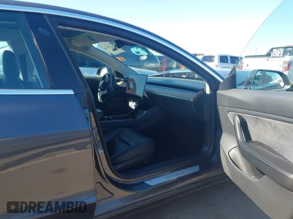 ✅ 2019 Tesla Model 3 Long Range • VIN: 5YJ3E1EB7KF386323 • Lot: 43551628. Wystawiony na IAAI z przebiegiem 103 673 mil. Bezpłatny archiwum sprzedaży aukcyjnych z USA i szczegółowy raport historii pojazdu na DreamBid. Zdjęcie 5.