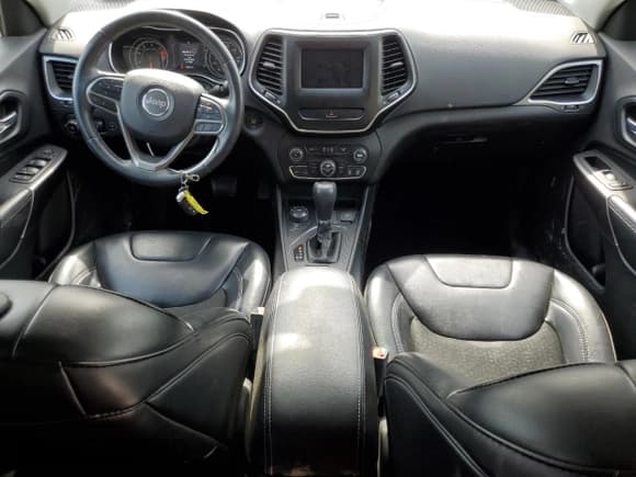 ✅ 2019 Jeep Cherokee Altitude • VIN: 1C4PJMLB1KD141817 • Lot: 71489575. Wystawiony na Copart z przebiegiem 94 824 mil. Bezpłatny archiwum sprzedaży aukcyjnych z USA i szczegółowy raport historii pojazdu na DreamBid. Zdjęcie 8.